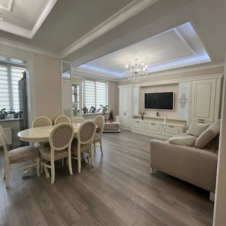 Apartament In The Center Of คีชีเนา ภายนอก รูปภาพ