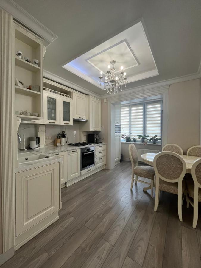 Apartament In The Center Of คีชีเนา ภายนอก รูปภาพ